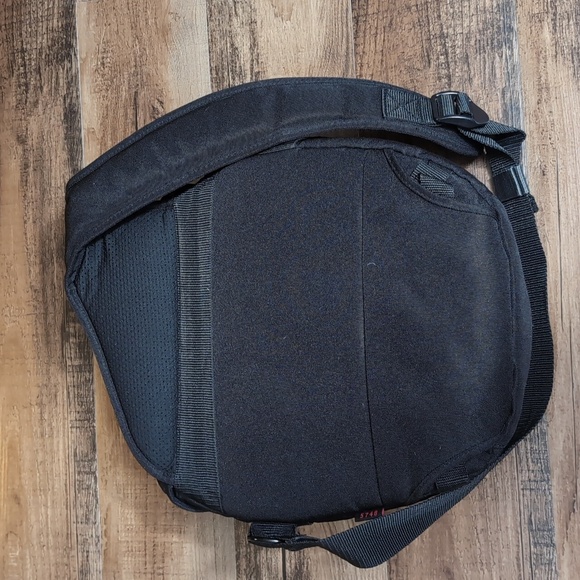 Tamrac Velocity 8x Camera Sling Bag in Black - Picture 3 of 10